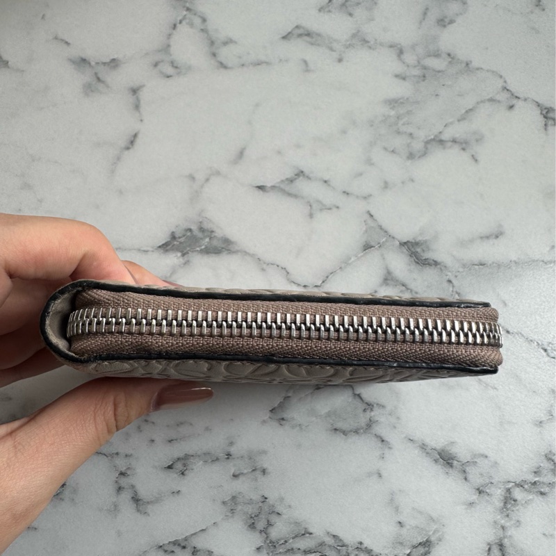 loewe奶杏色壓紋拉鏈短夾 超美✨-4