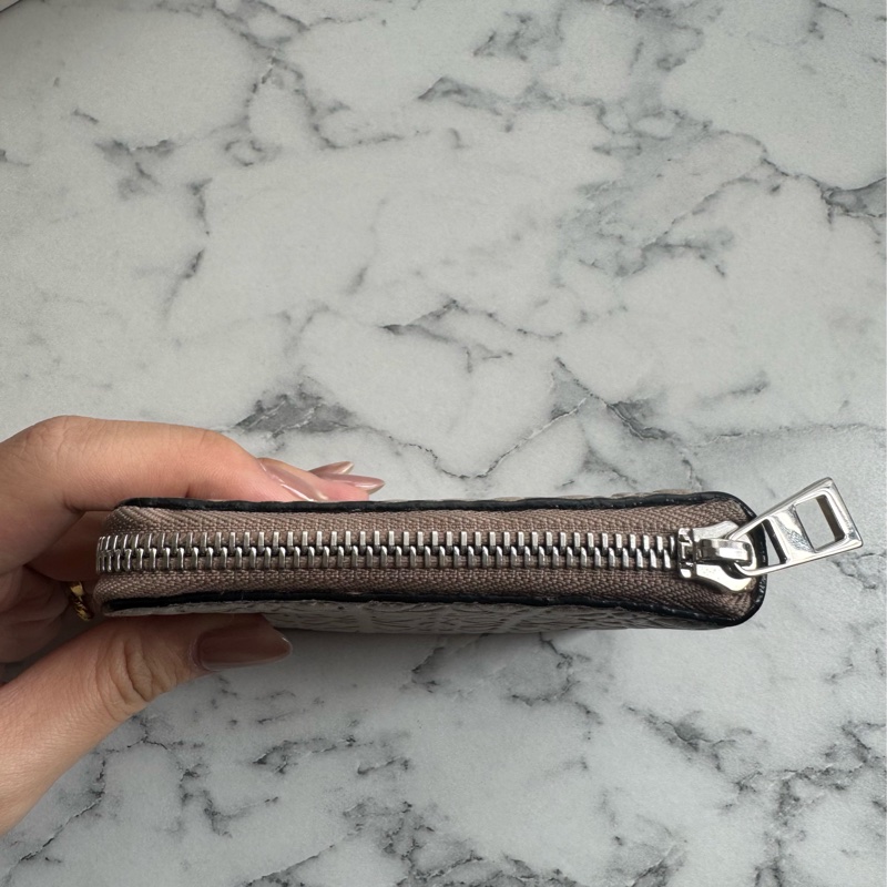 loewe奶杏色壓紋拉鏈短夾 超美✨-6