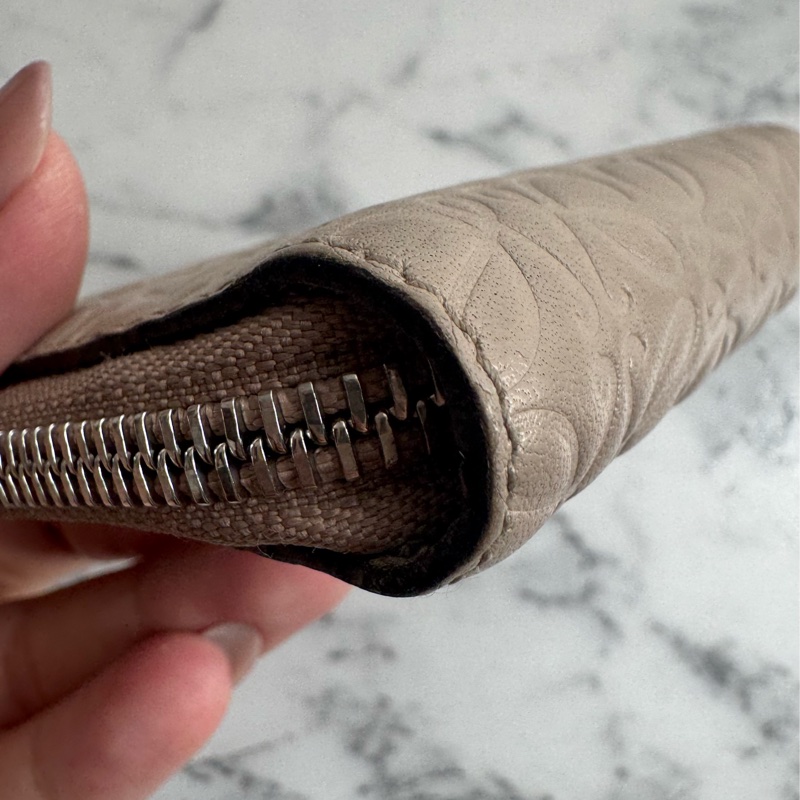 loewe奶杏色壓紋拉鏈短夾 超美✨-9