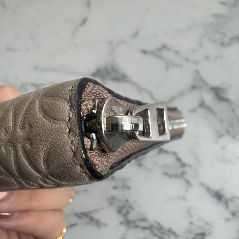 loewe奶杏色壓紋拉鏈短夾 超美✨-10