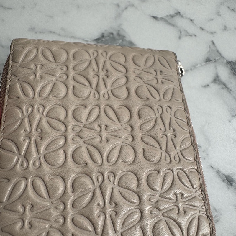 loewe奶杏色壓紋拉鏈短夾 超美✨-11