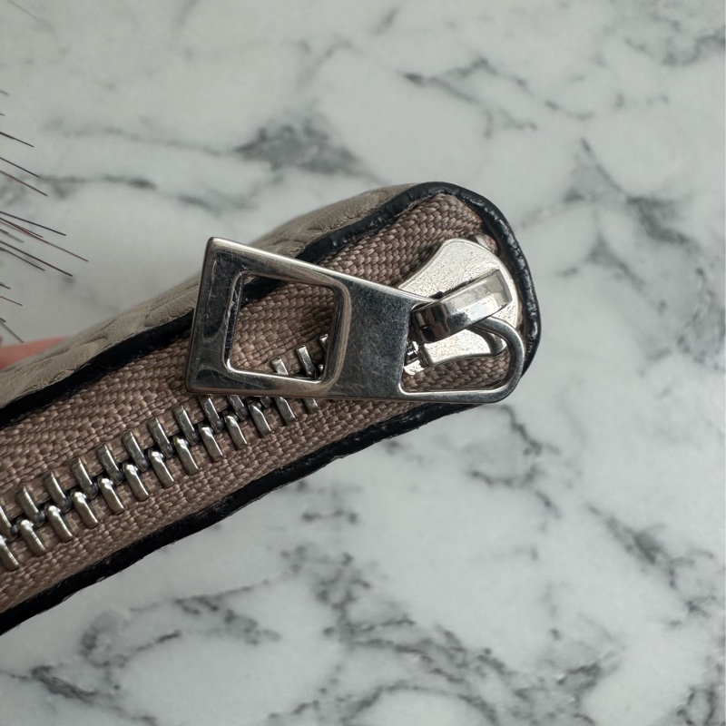 loewe奶杏色壓紋拉鏈短夾 超美✨-13