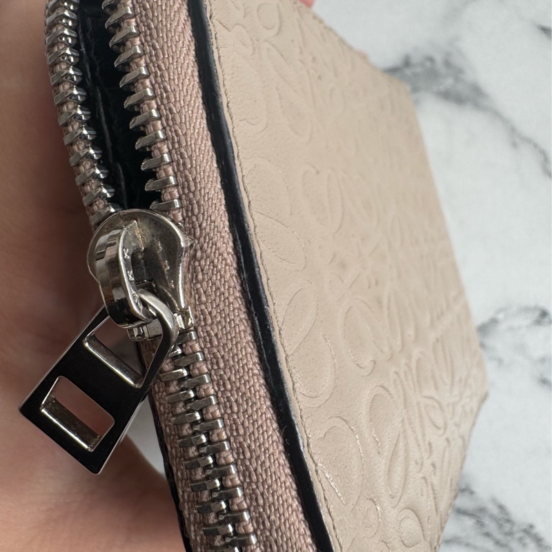 loewe奶杏色壓紋拉鏈短夾 超美✨-16