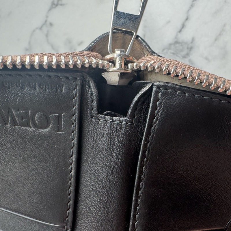 loewe奶杏色壓紋拉鏈短夾 超美✨-34