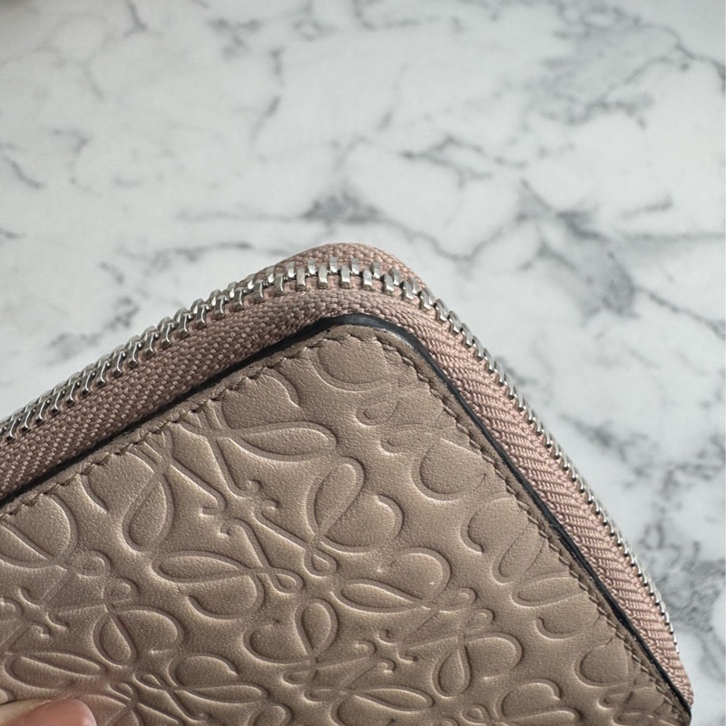 loewe奶杏色壓紋拉鏈短夾 超美✨-38