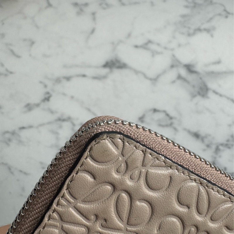 loewe奶杏色壓紋拉鏈短夾 超美✨-39