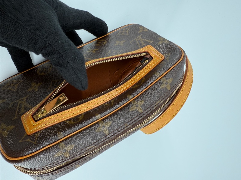 Lv小號老化開口笑腋下包-7