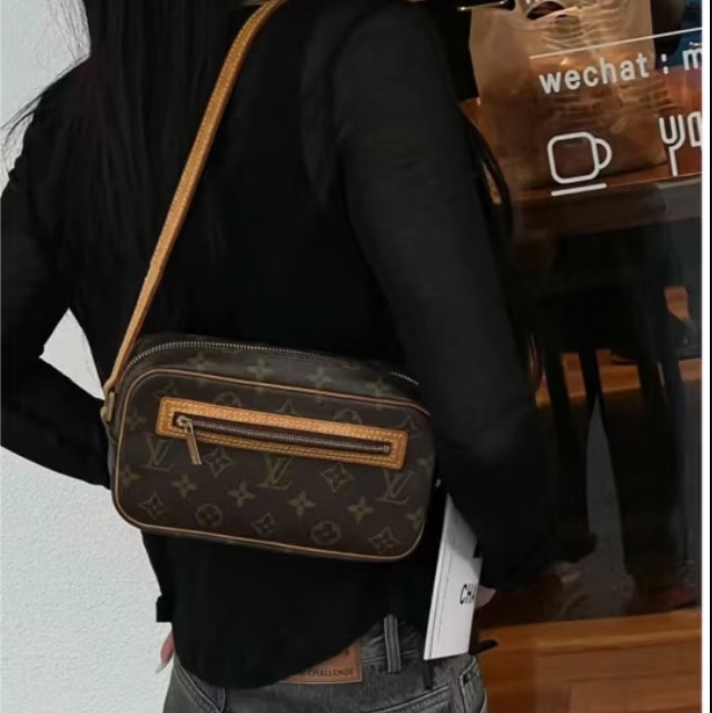 Lv小號老化開口笑腋下包-9