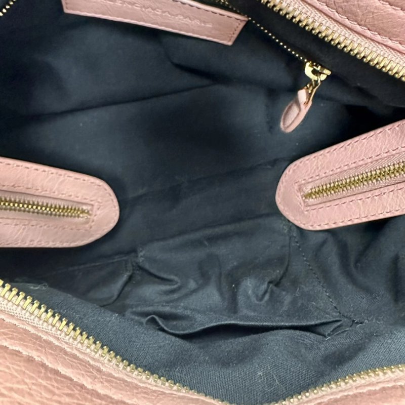 BALENCIAGA 櫻花粉金色卯釘LeCity機車手提包37*21*13 98新配件塵袋鏡子-1