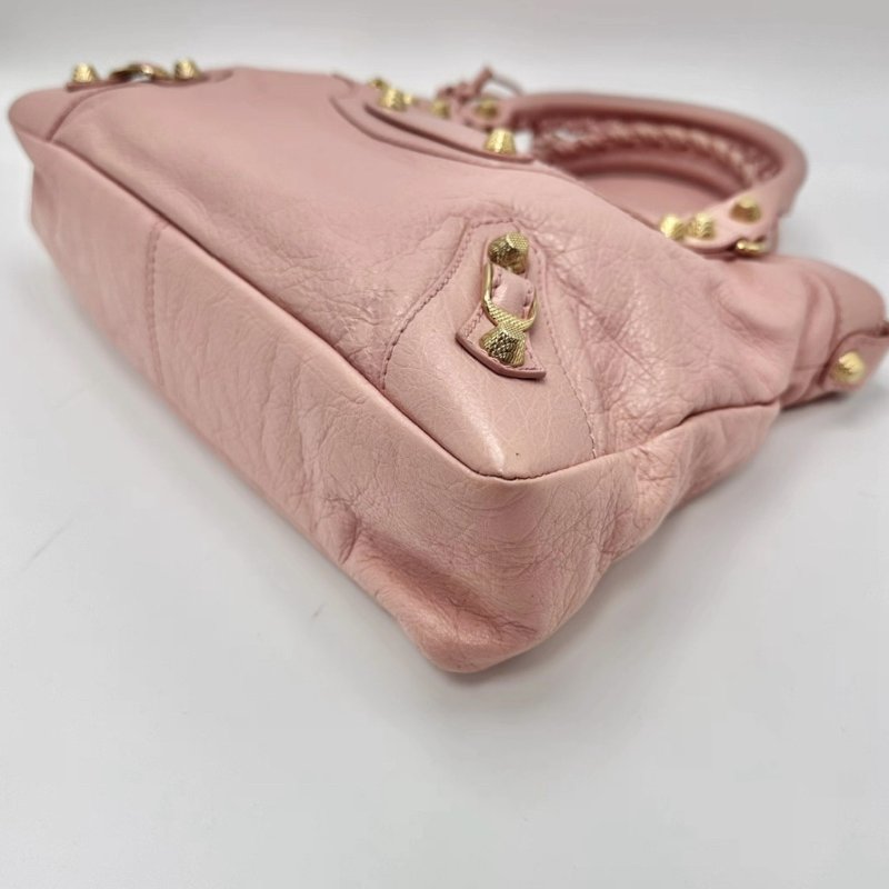 BALENCIAGA 櫻花粉金色卯釘LeCity機車手提包37*21*13 98新配件塵袋鏡子-2