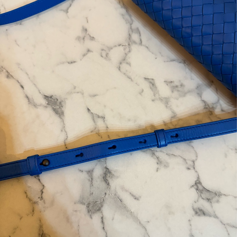 BV藍色編織方型斜背包-22