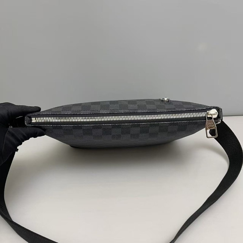 LV路易威登 男士 黑棋盤格小號郵差包 肩背包 斜背包-5