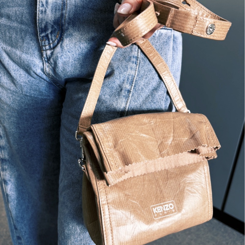 (❤️近全新日本專櫃購買/有防塵袋)日本牌子KENZO PAPER 皮革肩帶手拿包POUCH ON STRAP IN LEATHER (超可愛/詢問度超高/米色)-3