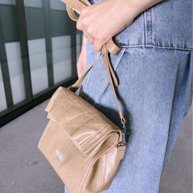 (❤️近全新日本專櫃購買/有防塵袋)日本牌子KENZO PAPER 皮革肩帶手拿包POUCH ON STRAP IN LEATHER (超可愛/詢問度超高/米色)-4
