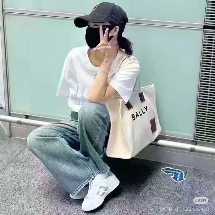 2025 小改款B-a-l-l-y 米白帆布橫式托特包-0
