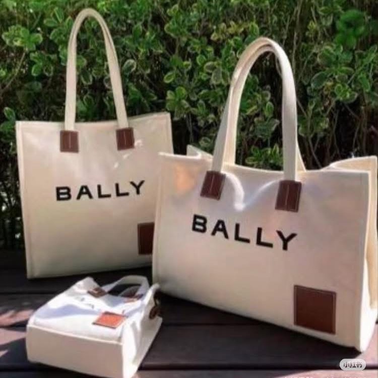 2025 小改款B-a-l-l-y 米白帆布橫式托特包-1