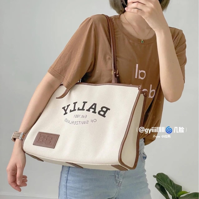 2025 小改款B-a-l-l-y 米白帆布橫式托特包-3