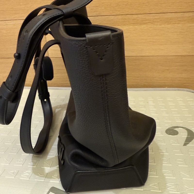 LV/Louis Vuitton Fastline Tote 男士黑色皮革托特包-5