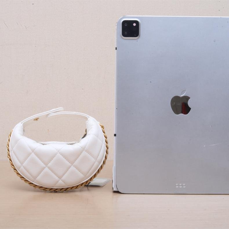 23C 呼啦圈月牙包 16cm 白色 皮革S 鐳射標 金扣 皮穿鏈滾邊 25A 超Mini 13cm-1