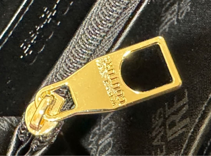 VERSACE凡賽絲拉鍊長夾 立體壓印Lago 款-2