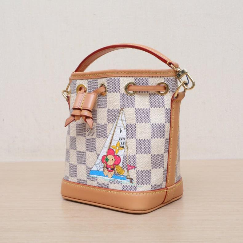 白色棋盤格 PVC 晶片 聖誕限定款 NOÉ 水桶包 Nano 13 可拆卸肩帶-3