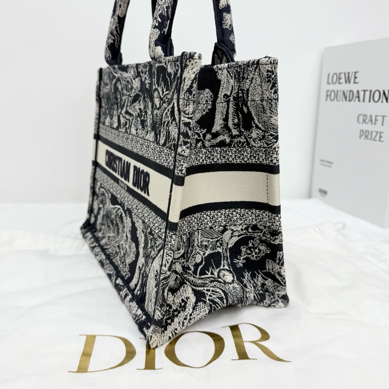 Dior 重工刺繡托特包 22年 配件有保卡 塵袋 尺寸約26.5 x 21 x 14-3