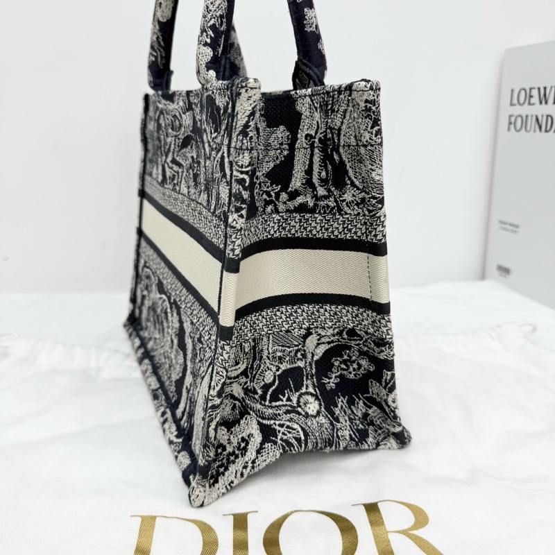 Dior 重工刺繡托特包 22年 配件有保卡 塵袋 尺寸約26.5 x 21 x 14-4