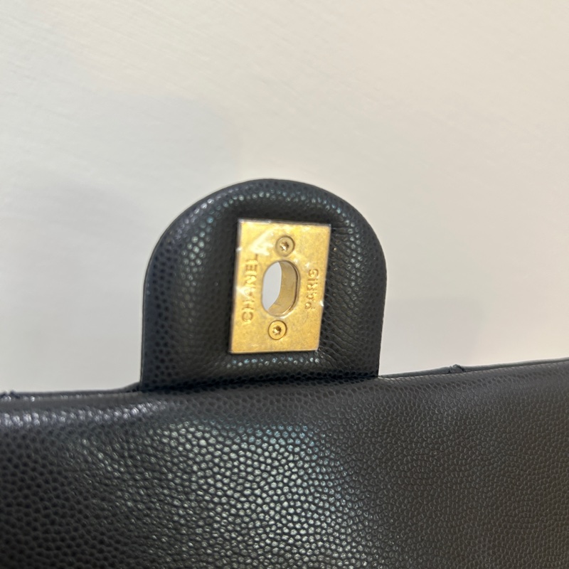 Chanel 黑荔枝霧金釦皮穿鍊斜背包-10