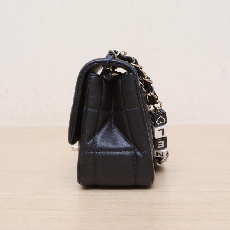 23C 口蓋包 16.5cm 黑色 皮革S 晶元開 淺金扣 冰格 字母骰子皮穿鏈-1