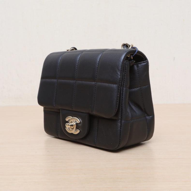 23C 口蓋包 16.5cm 黑色 皮革S 晶元開 淺金扣 冰格 字母骰子皮穿鏈-3