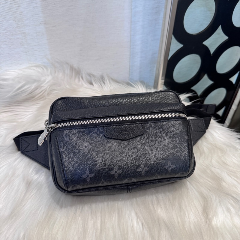 LV Outdoor 黑老花Taiga皮胸腰包 近全新-0
