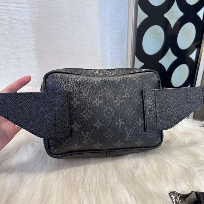 LV Outdoor 黑老花Taiga皮胸腰包 近全新-1