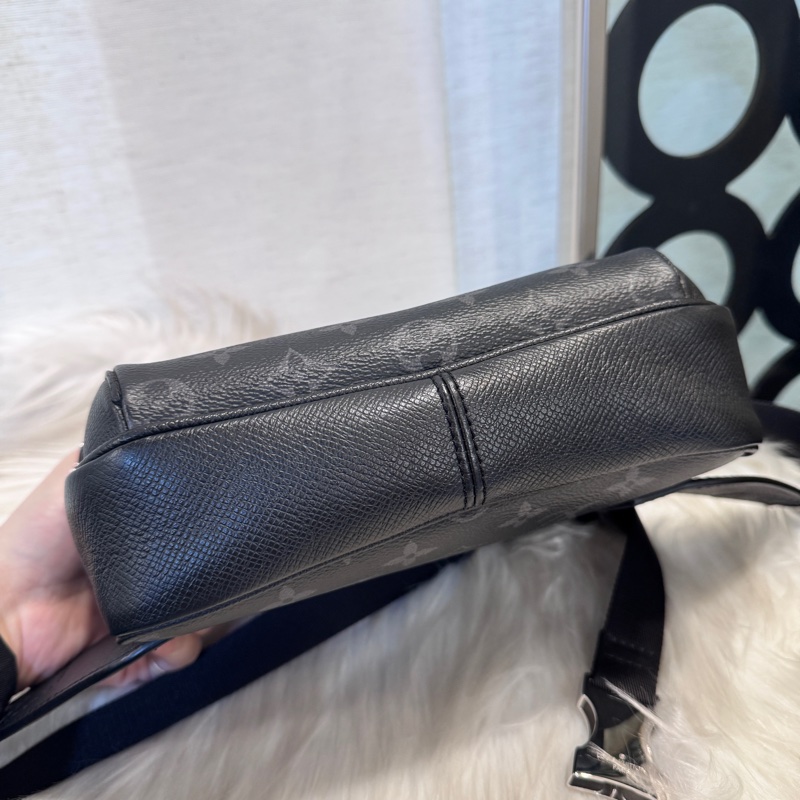 LV Outdoor 黑老花Taiga皮胸腰包 近全新-4