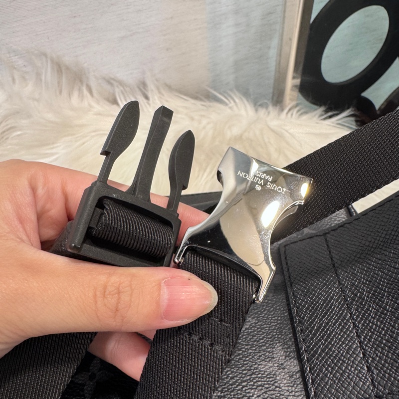 LV Outdoor 黑老花Taiga皮胸腰包 近全新-9