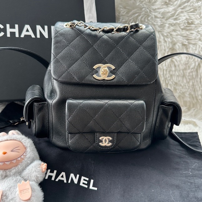 全新香奈兒 Chanel 25S 炸藥包 坦克背包 書包 雙肩包  黑金 黑色 金扣 大號 荔枝牛皮-0