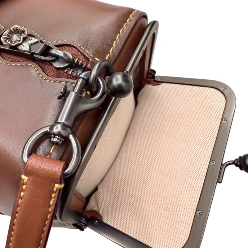 COACH 棕色皮質肩背包-4