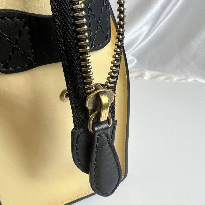CELINE 米白帆布拚皮革冏包-8