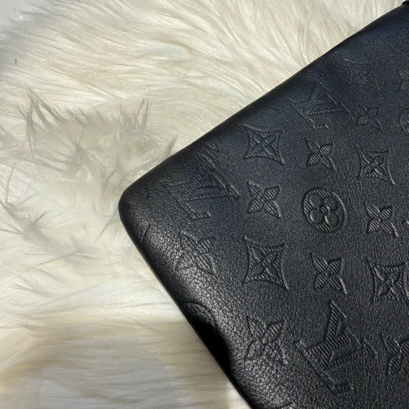 LV 黑壓紋牛皮手拿包-3