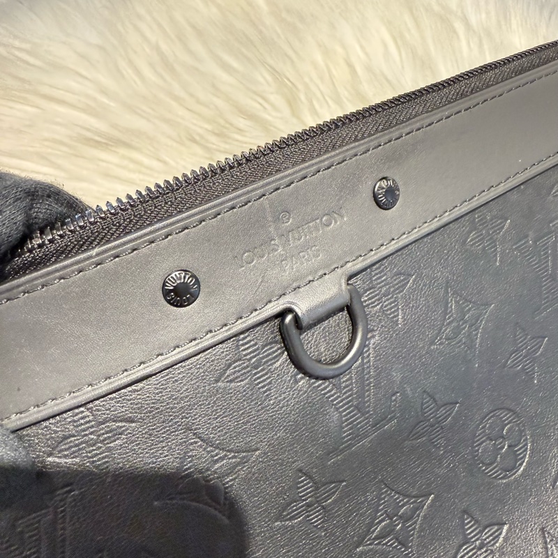 LV 黑壓紋牛皮手拿包-5