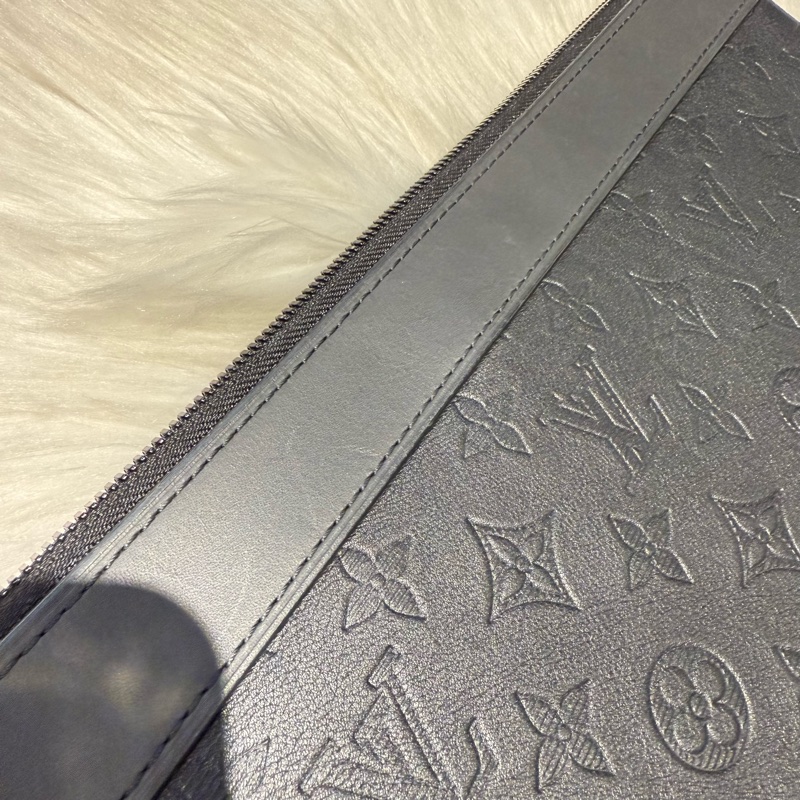 LV 黑壓紋牛皮手拿包-6