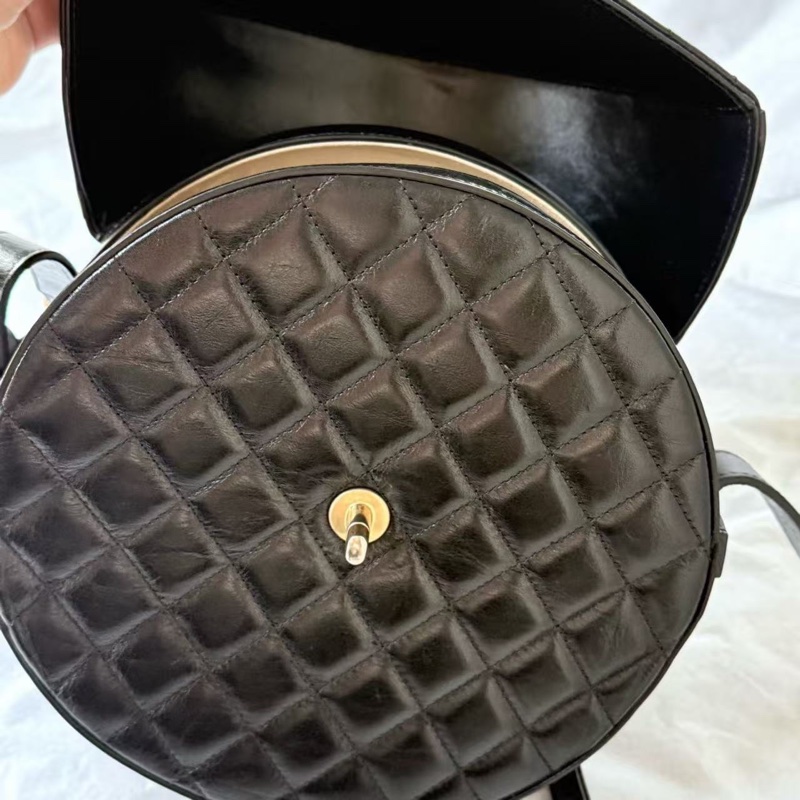 99新限量款🈶️購證❤️ 香奈兒 #黑金 #牛皮 #圓餅包-8