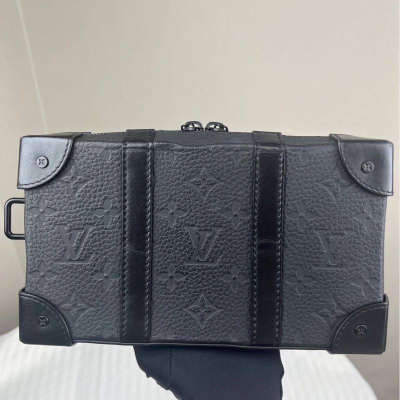 98新路易威登/Louis Vuitton Soft Trunk 黑武士 壓紋 lv男士斜挎包-1