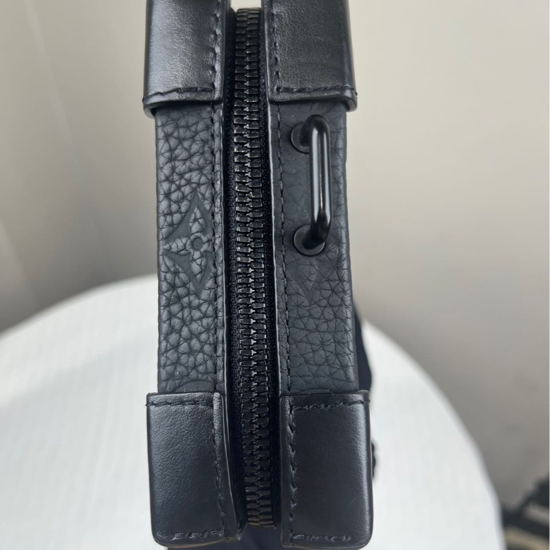 98新路易威登/Louis Vuitton Soft Trunk 黑武士 壓紋 lv男士斜挎包-2