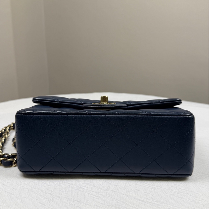 98新Chanel香奈兒深藍色CF大mini鏈條包 23開，金扣配藍色羊皮超好看-2