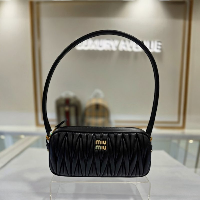 🎉新品好折扣✨Miu Miu 5NE024 Matelasse 皺褶納帕軟皮肩背包 黑色-1