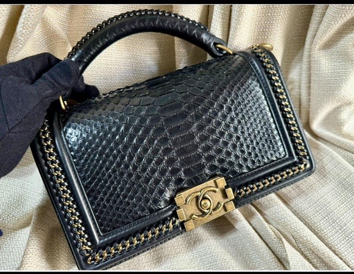 小巴黎二手名牌 真品Chanel boy 25 handle 蛇皮黑金 金釦 專櫃高價款-2