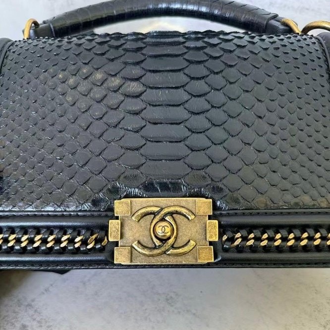 小巴黎二手名牌 真品Chanel boy 25 handle 蛇皮黑金 金釦 專櫃高價款-12