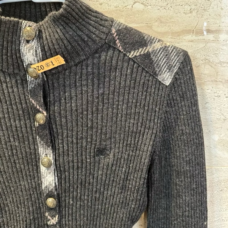 全新✨衣櫃深處收藏💗Burberry Blue Label 老錢風拼接經典格紋100%羊毛 深灰色排扣半高領毛衣 38-3