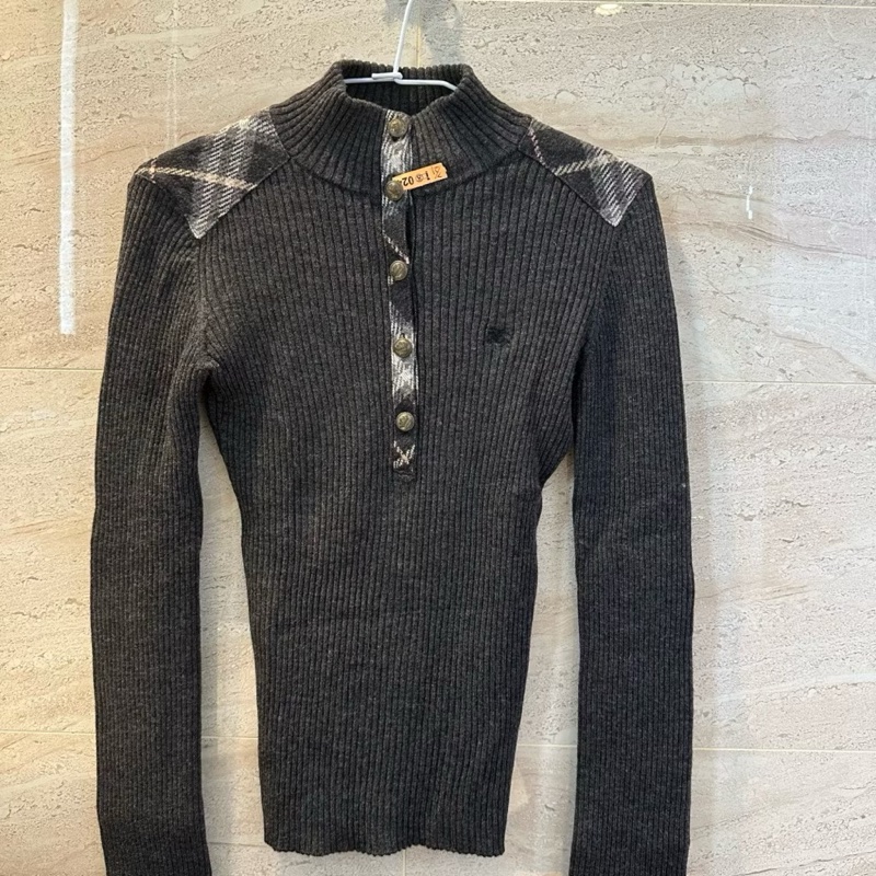 全新✨衣櫃深處收藏💗Burberry Blue Label 老錢風拼接經典格紋100%羊毛 深灰色排扣半高領毛衣 38-5