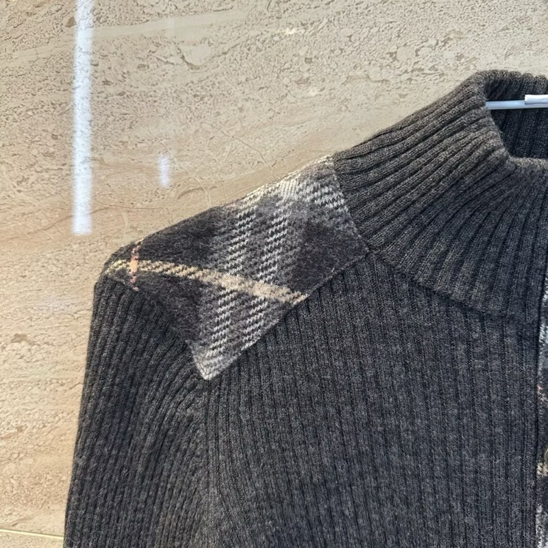 全新✨衣櫃深處收藏💗Burberry Blue Label 老錢風拼接經典格紋100%羊毛 深灰色排扣半高領毛衣 38-10
